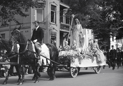 831700 Afbeelding van een groep, mogelijk een praalwagen van de Utrechtse Bloemisten Patroonsvereniging, in de optocht ...
